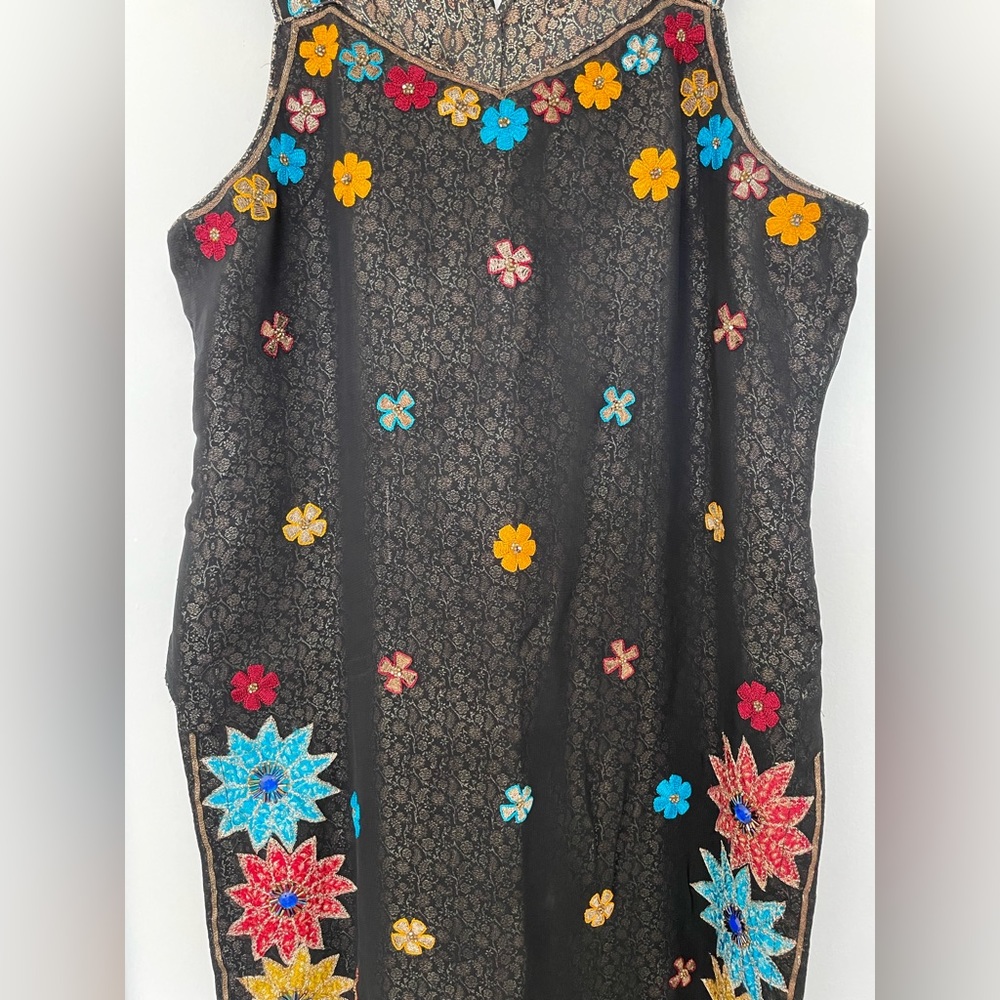 Black short sleeve salwar suit. With matching chunni.